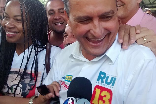 Rui Costa chega a colgio para votar em Salvador, na manh deste domingo (5)