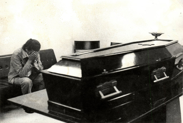 O jornalista e escritor Audalio Dantas chora ao lado do caixão do jornalista Vladimir Herzog