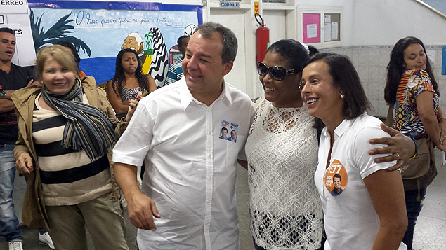 O ex-governador Srgio Cabral tira foto, ao lado da mulher Adriana Ancelmo, com eleitora em escola municipal na zona sul do Rio