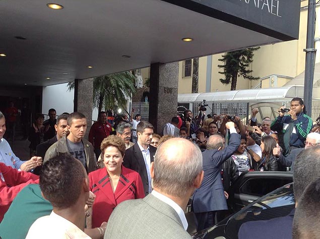 Dilma Rousseff sai de hotel em Porto Alegre para ir ao local de votao neste domingo (5)