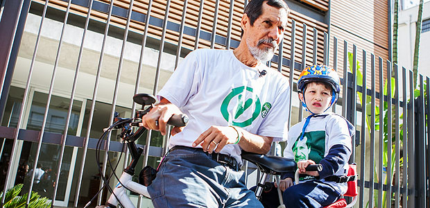 O candidato a Presidncia pelo Partido Verde, Eduardo Jorge, vota na Vila Mariana. Ele chegou e voltou de bicicleta, acompanhado do neto.