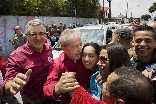 Ex-presidente Lula ao lado do candidato derrotado ao governo de So Paulo Alexandre Padilha