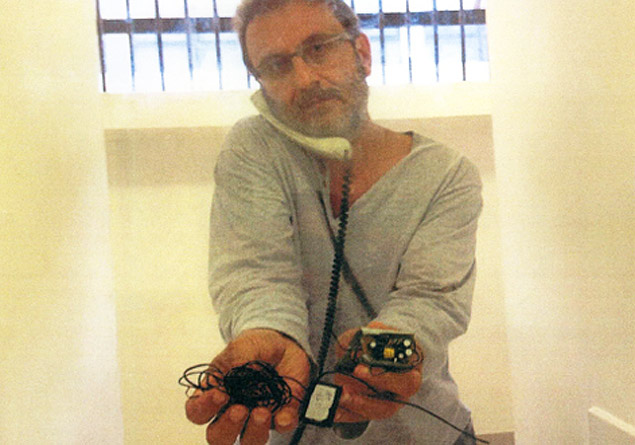 Youssef mostra equipamento que ele diz ter achado dentro da cela, na carceragem da PF em Curitiba (PR)