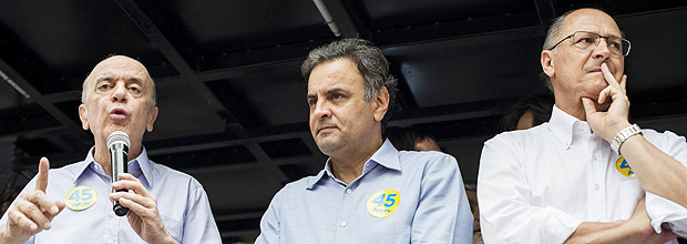 SAP01. SAO PAULO (BRASIL), 07/10/2014.- El candidato opositor a la Presidencia de Brasil Aecio Neves (c), acompaado por el gobernador reelecto de Sao Paulo, Geraldo Alckmin (i), y al senador Jos Serra (d), participa hoy, martes 7 de octubre de 2014, en un mitin en Sao Paulo con trabajadores de la construccin civil como parte de su campaa de cara a la segunda vuelta electoral del prximo 26 de octubre, en la cual enfrentar a la actual mandataria, Dilma Roussef. EFE/Aaron Cadena Ovalle ORG XMIT: SAP01