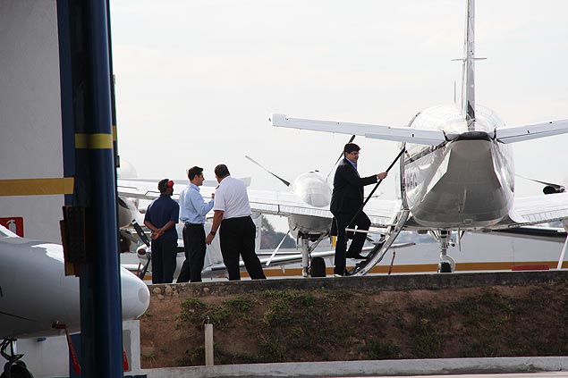 O empresário Bené sobe no avião em direção a Brasília na tarde de terça (7), em foto obtida pela Folha
