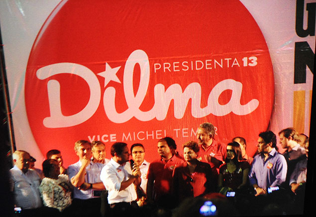 A presidente Dilma e o ex-presidente Fernando Collor dividem palanque em ato de campanha em Maceió (AL)