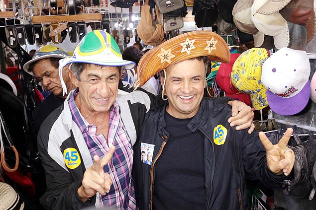 Acio e o cantor Fagner durante caminhada na feira de So Cristovo no Rio 