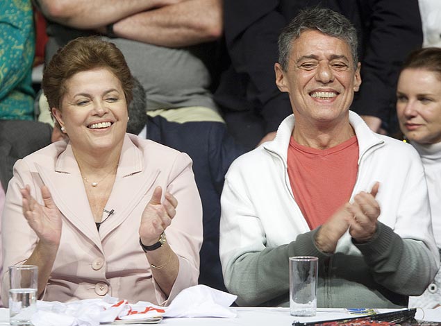 Dilma e Chico Buarque durante ato de apoio a sua candidatura em 2010 