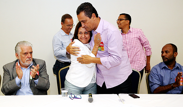 O governador eleito Rui Costa abraa Ldice da Mata durante ato de apoio do PSB a Dilma, na Bahia