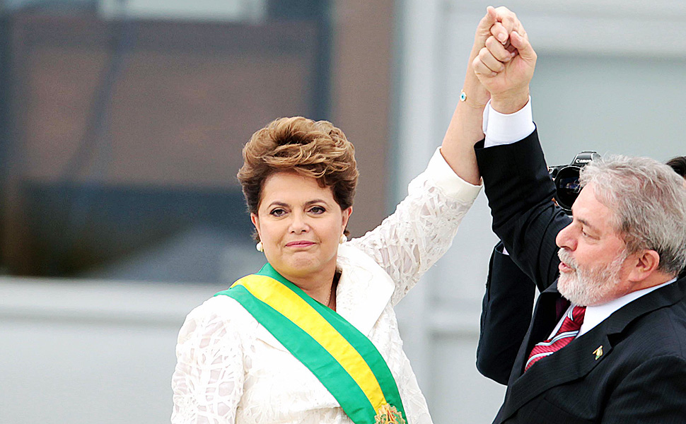 Dilma Rousseff celebra posse aps receber a faixa presidencial de Lula, em 2011