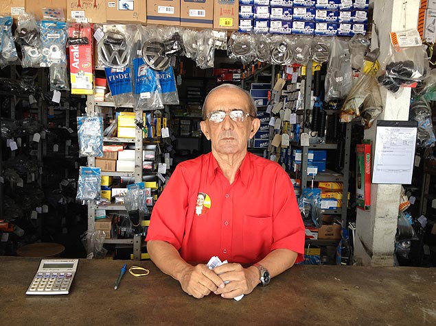 O comerciante Antnio Guy Fernandes, 73, em sua loja, em Goiana (PE)