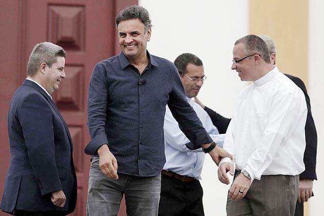 Antonio Anastasia ( esq.) com o ento presidencivel Acio Neves durante a campanha eleitoral