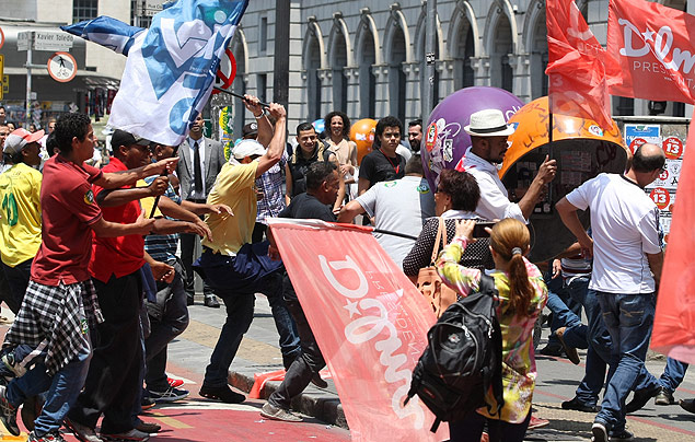*** ALTA ONLINE*** São Paulo (SP) 23/11/2014 - Eleições - Militantes Pr-Acio e Pr-Dilma entraram em confronto ao lado Theatro Municipal quando os movimentos se encontraram após percorrerem algumas ruas do centro da cidade. Na foto, petista tenta arrancar bandeira de manifestante no nibus. Foto Michel Filho/Agncia O Globo ***DIREITOS RESERVADOS. NO PUBLICAR SEM AUTORIZAO DO DETENTOR DOS DIREITOS AUTORAIS E DE IMAGEM*** - Acio neves, Dilma Rousseff. Petistas e tucanos. Briga. Confronto