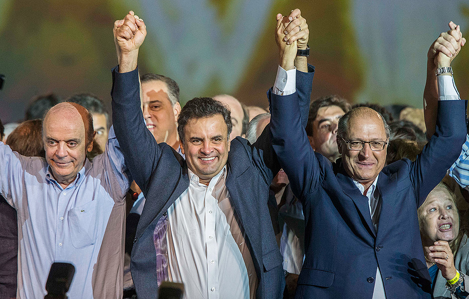 Em imagem de 2014, Acio Neves posa ao lado de Jos Serra e Geraldo Alckmin, durante conveno do PSDB que o lanou como candidato  presidncia