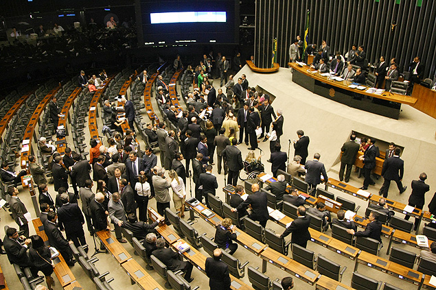 Parlamentares na sesso de inaugurao do novo plenrio da Cmara dos Deputados, com novidades de acessibilidade