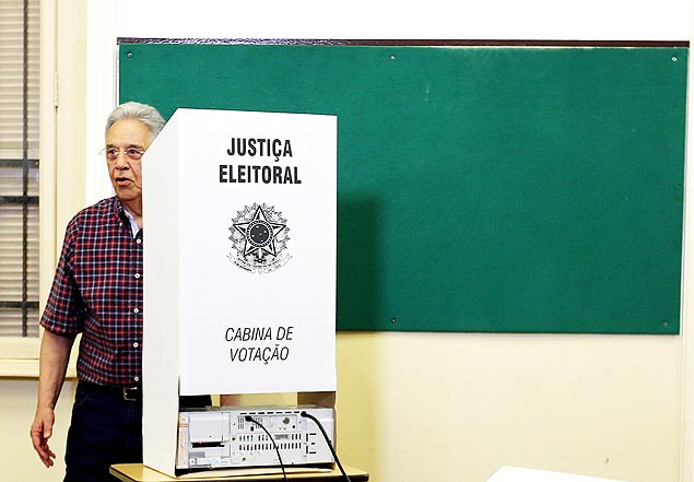 O ex-presidente Fernando Henrique Cardoso ao votar no segundo turno das eleies de 2014