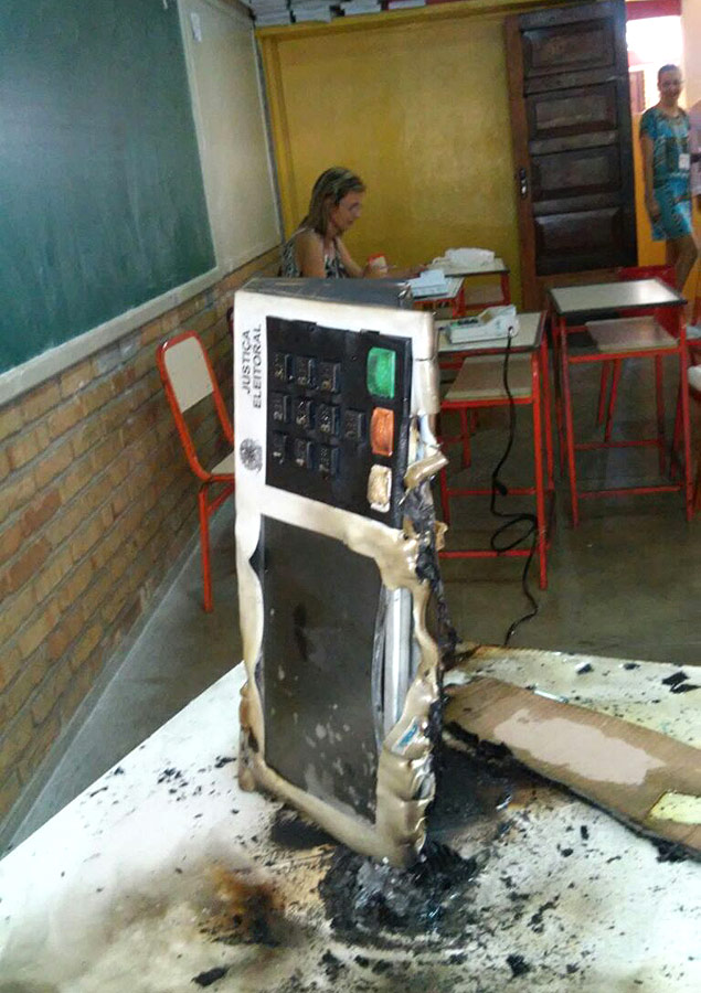 Urna queimada por eleitor em Porteirinha, Minas Gerais 
