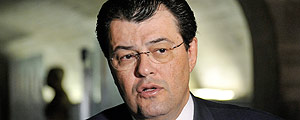 O futuro ministro de Minas e Energia, senador Eduardo Braga (PMDB-AM), em Brasília (Pedro Ladeira/Folhapress) O futuro ministro de Minas e Energia, senador Eduardo Braga (PMDB-AM), em Brasília (Pedro Ladeira/Folhapress)