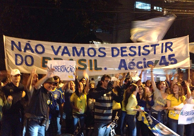 Vizinhos de Acio Neves se manifestam a favor do candidato em Belo Horizonte 