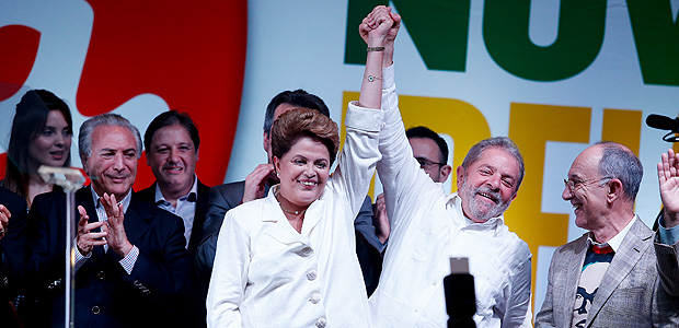 Em discurso de vitória, Dilma agradece a Lula, nega divisão do país e prega reforma política