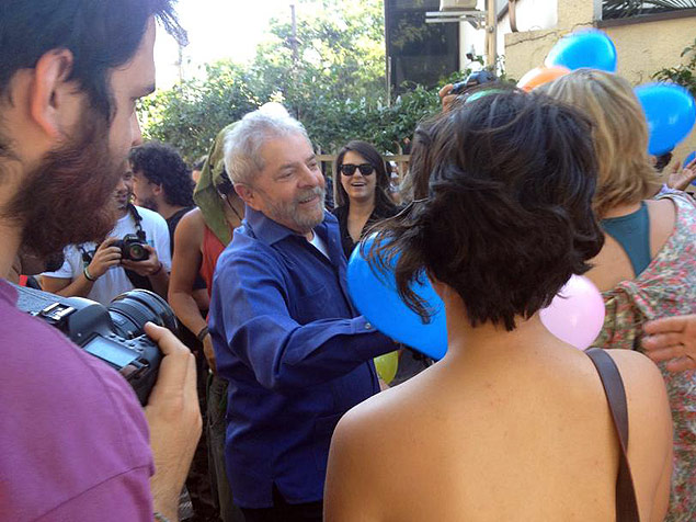 O ex-presidente Luiz Incio Lula da Silva recebe militantes em comemorao no Instituto Lula, zona sul de So Paulo