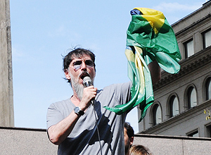 O msico Lobo participa de ato contra a presidente de Dilma em SP