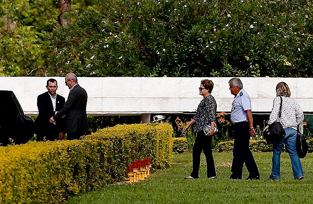 A presidente Dilma desembarca no Palcio da Alvorada, aps chegar de Salvador, onde descansa aps a sua reeleio