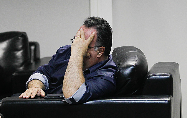Andr Vargas aguarda reunio da Executiva do PT; ele tampou o rosto para no ser fotografado