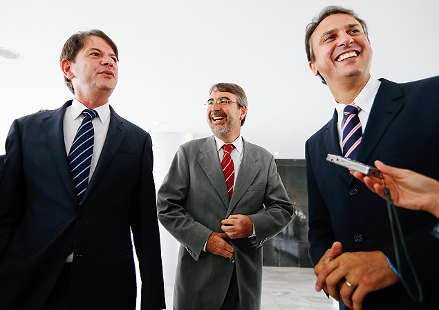 O deputado petista Henrique Fontana (centro) entre o governador do Cear, Cid Gomes, e o governador eleito do Estado, Camilo Santana, em Braslia