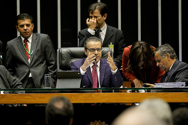 O presidente da Cmara, Henrique Eduardo Alves, comanda a sesso extraordinria para votar o FPM