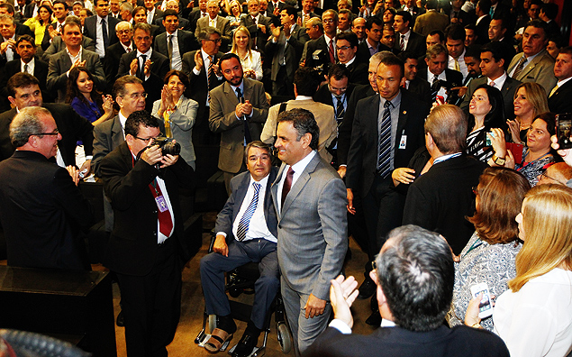 Aécio Neves participa de ato dos partidos de oposição ao governo federal na Câmara dos Deputados