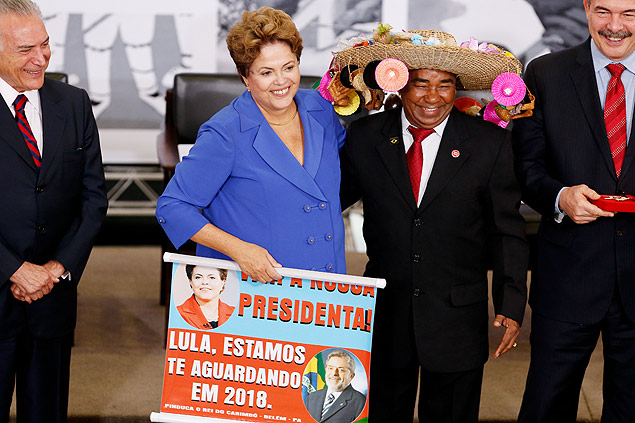 Em evento no Planalto, Pinduca entrega cartaz a Dilma pedindo volta do ex-presidente Lula em 2018
