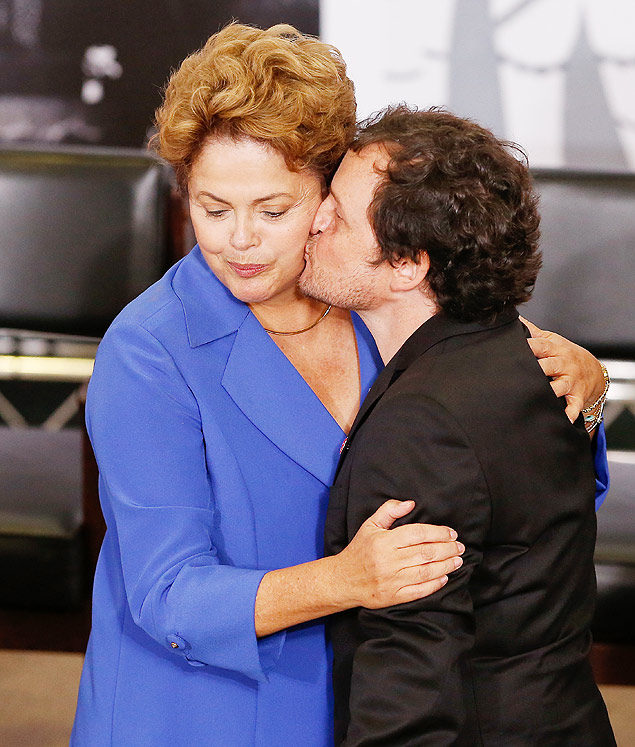 A presidente Dilma Rousseff (PT)  beijada pelo ator Matheus Nachtergaele 