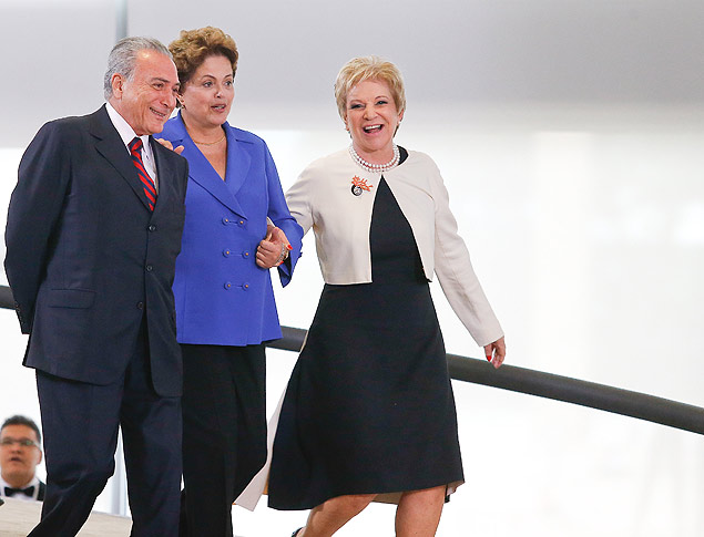 Marta e Dilma descem rampa no Palcio do Planalto com Michel Temer para participar de cerimnia