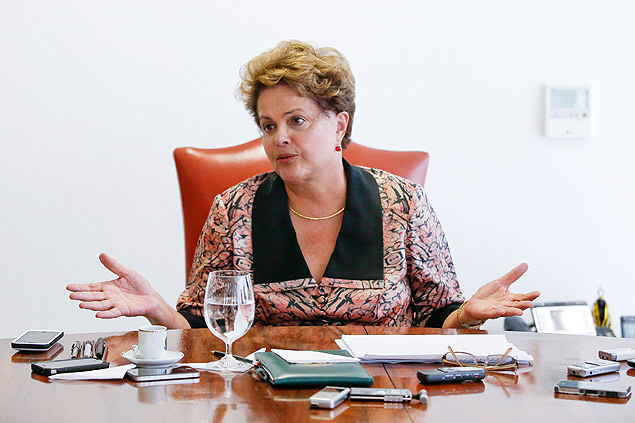Dilma Rousseff durante entrevista para jornalistas nesta quinta-feira (6)