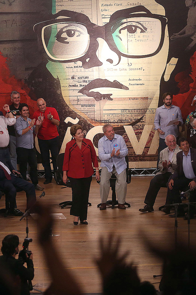 Dilma e o ex-presidente Lula. Ao fundo, imagem estilizada da presidente feita por Sattu Rodrigues