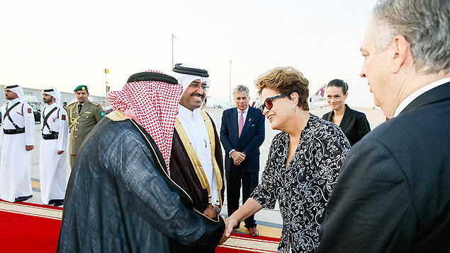 Presidente Dilma Rousseff recebe cumprimento na chegada a Doha, no Qatar, ltima parada antes de seguir para o G20, na Austrlia
