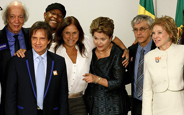 Marta Suplicy ( dir.) e Dilma Rousseff recebem artistas que apoiaram a nova lei para fiscalizar o Ecad