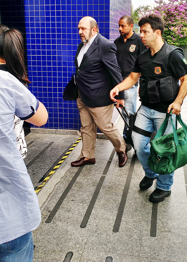 O presidente da UTC, Ricardo Pessoa, é levado pela Polícia Federal