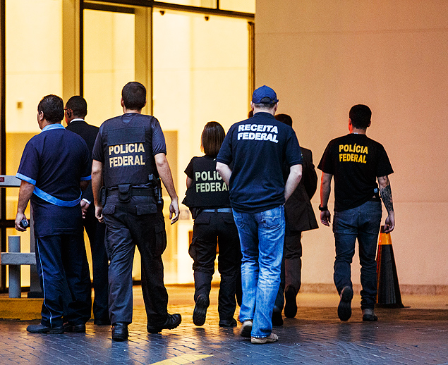Agentes da Polícia Federal e da Receita chegam ao escritório da construtora Camargo Corrêa, em São Paulo