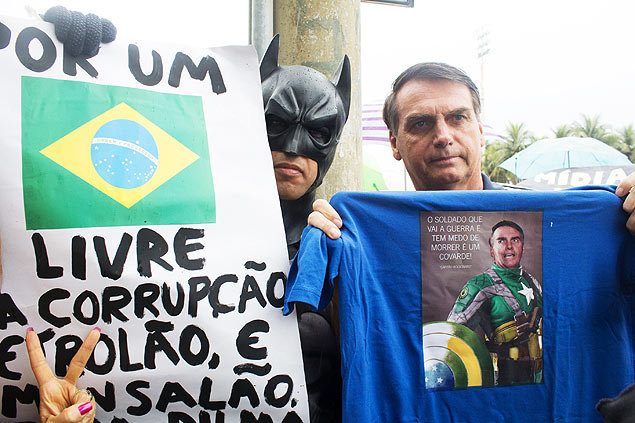 O deputado federal Jair Bolsonaro participa do protesto pedindo o impeachment da presidente Dilma