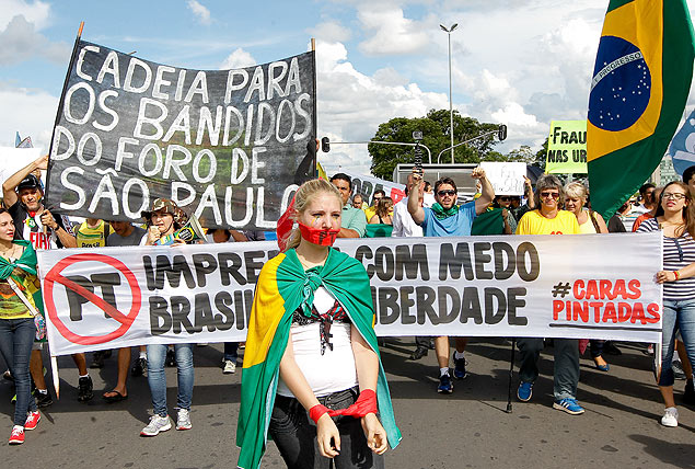 Manifestantes contra o governo de Dilma Rousseff erguem cartazes em frente ao Congresso