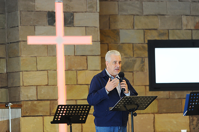 O ex-diretor do Banco do Brasil, Henrique Pizzolato, participa de culto em igreja italiana