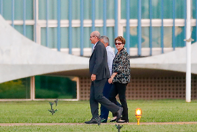 Dilma Rousseff chega de helicptero ao Palcio da Alvorada, aps voltar de viagem oficial  Brisbane, Austrlia