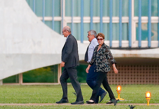 Dilma chega de helicptero ao Palcio da Alvorada, aps viagem oficial  Austrlia