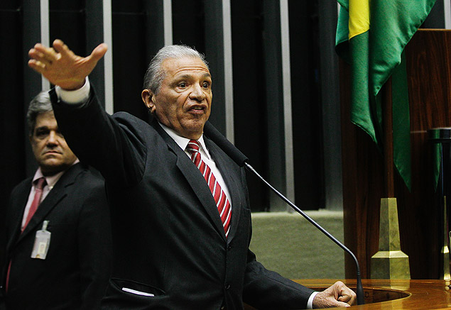 O deptuado Inocncio Oliveira faz discurso de despedida aps 10 mandatos como parlamentar