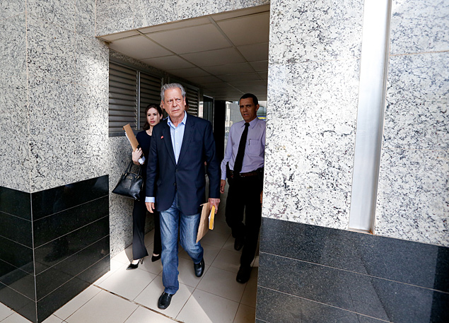 Condenado no processo do mensalão, o ex-ministro José Dirceu deixa audiência no Distrito Federal
