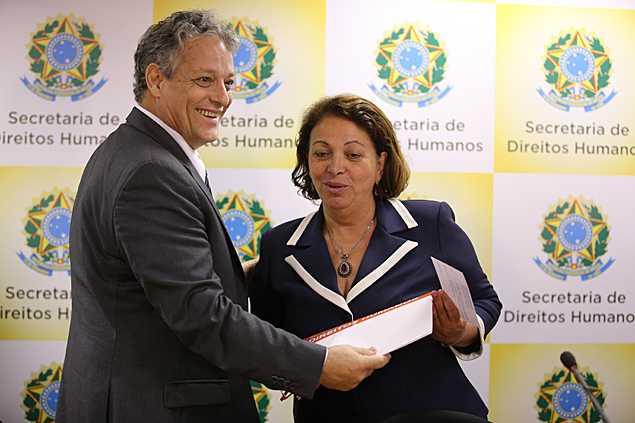 Joo Vicente Goulart, filho de Jango, recebe relatrio da ministra dos Direitos Humanos, Ideli Salvatti