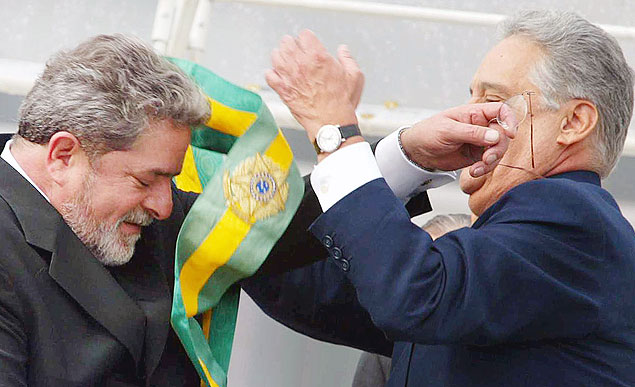 Fernando Henrique passa a faixa na posse de Lula, em 2003