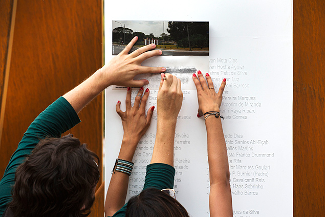 Visitantes marcam nomes de desaparecidos em inaugurao de monumento no Parque do Ibirapuera